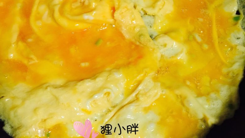脆哨炒鸡蛋,待蛋液成型