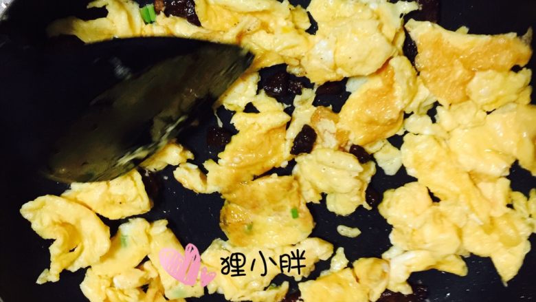 脆哨炒鸡蛋,锅内入油，放入<a style='color:red;display:inline-block;' href='/shicai/ 7496'>脆哨</a>后倒入鸡蛋迅速翻炒出锅即可