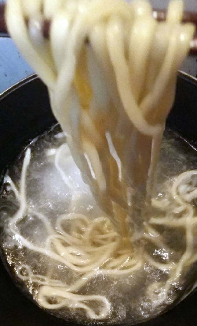 自制一根面#面条变身计划#,自己感觉还可以,拉的时候拉面好像很细,熟了涨起来稍微粗了点,可是很有嚼劲。