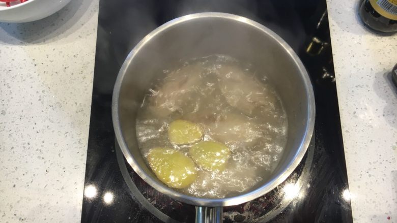 桃家秘制鸡翅,将鸡翅放入煮好的沸水中焯两分钟,滤除血水,晾凉