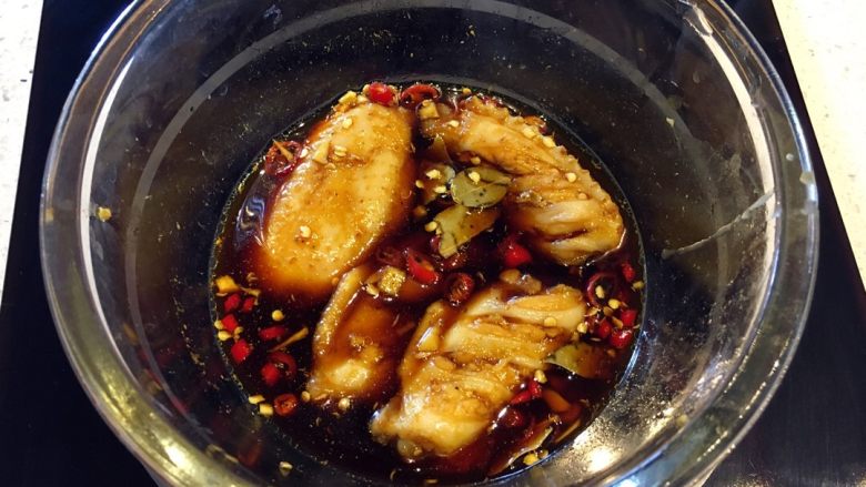 桃家秘制鸡翅,腌鸡翅:这一步很关键,直接影响到鸡翅的口感。将准备好的酱油、料酒、米醋、<a style='color:red;display:inline-block;' href='/shicai/ 744'>五香粉</a>、孜然粉、咖喱粉倒入一个碗中、蒜泥切碎倒入、小米椒切碎倒入、麻油两滴、蜂蜜一勺。调好的料汁分一点出来放边上,把鸡翅放入调好的料汁中没过鸡翅,腌制30-60分钟.