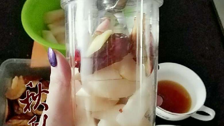 秋梨膏,把梨,红枣,姜,水适量,一起放搅拌机搅碎。