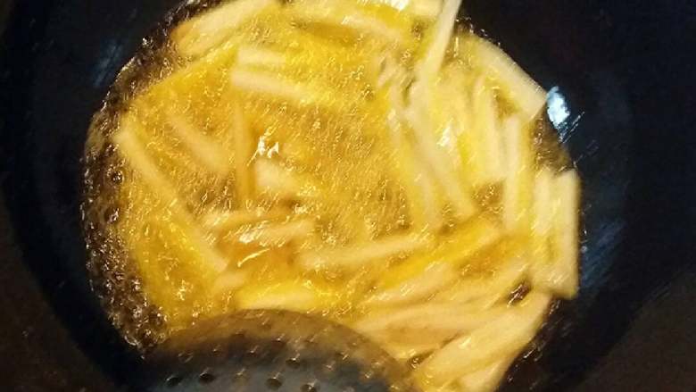 糖醋莲藕+#夏天的味道#,锅烧热加入比平时炒菜多一点的油,加入莲藕翻炒至熟,捞出沥干油分。