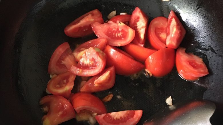 西红柿🍅炖牛腩,倒入<a style='color:red;display:inline-block;' href='/shicai/ 849'>花生油</a>，葱姜蒜爆香，放入<a style='color:red;display:inline-block;' href='/shicai/ 3551'>西红柿</a>翻炒一下。
