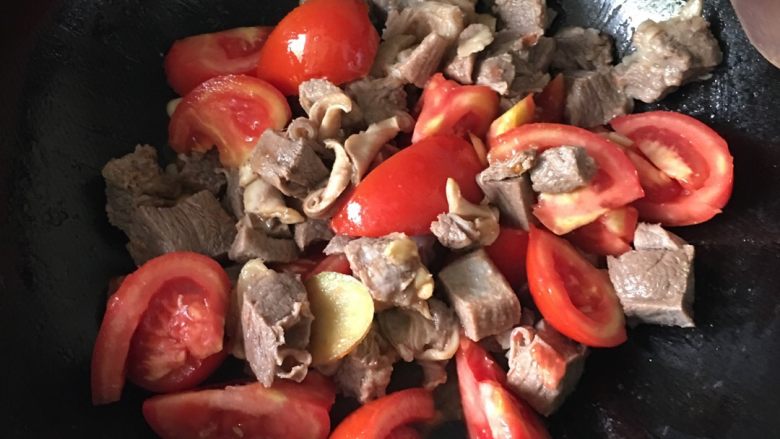 西红柿🍅炖牛腩,翻炒一会倒入牛腩翻炒5分钟，加入水开始炖！如果家里有砂锅最好倒入砂锅里炖！一个半小时左右↔快要出锅的时候再加入盐！