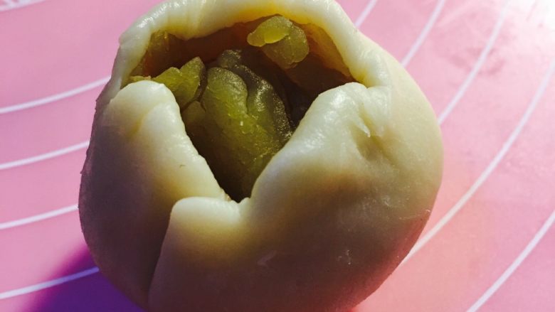 经典蛋黄酥(不漏油版),包包子的方法把馅包好