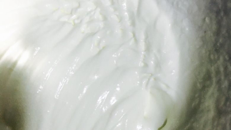 免烤椰蓉栗子蒙布朗,接着做栗子香缇
做栗子泥时,液体(牛奶或者水)跟栗子的比例是1:1,如果做出来的栗子泥略湿,可以开小火炒至满意状态。
淡奶油加糖打发至6分发状态
加入栗子泥,搅拌均匀
筛入可可粉,搅拌均匀