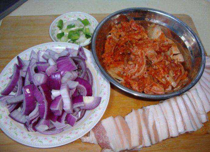 一菜两吃:辣白菜炒五花肉&炒饭 ,<a style='color:red;display:inline-block;' href='/shicai/ 428'>五花肉</a>切片,洋葱、辣白菜改刀
