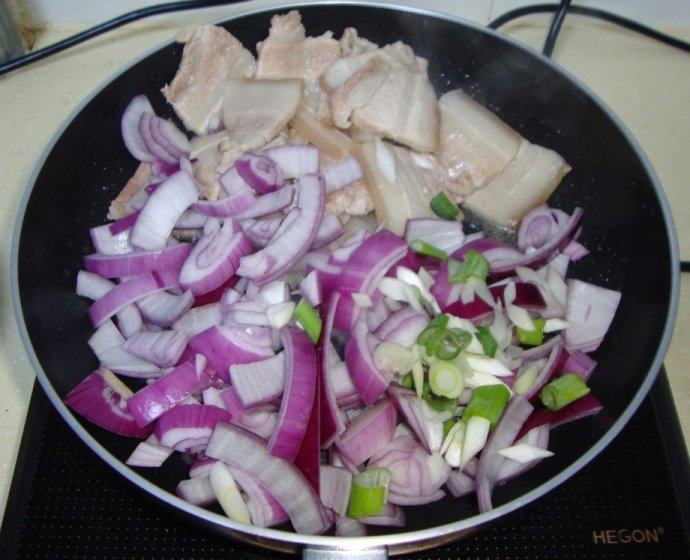 一菜两吃:辣白菜炒五花肉&炒饭 ,放入洋葱、少量葱花炒香