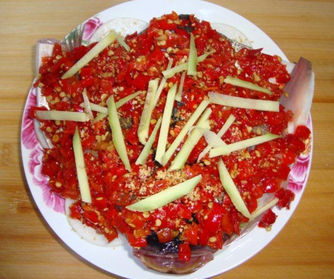 剁椒鱼头,铺上剁辣椒（超市有卖成瓶的），撒上鸡精、姜丝，大火蒸15分钟