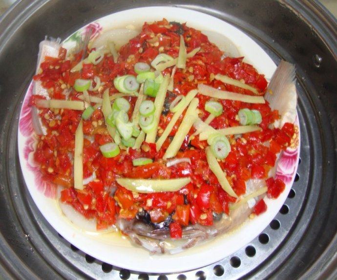 剁椒鱼头,撒上葱花，浇一烧热油，再蒸2分钟即可
