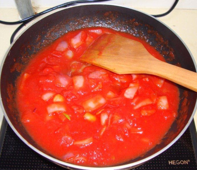 茄汁牛腩,洋葱丁、西红柿丁用油炒软，放入<a style='color:red;display:inline-block;' href='/shicai/ 699'>番茄酱</a>、盐、鸡精炒匀