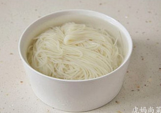 无凉面不夏天:自制香浓素杂酱,关火后将面捞到凉的纯净水中过凉两遍,然后控干净水份。