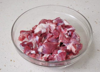 伏天伏羊肉串香:孜然羊肉串 ,将切好的羊肉放入碗中,加盐拌匀静置腌制10分钟。
新鲜的羊肉生烤,只要盐放够了味道就很鲜香,肉跟盐的比例是100:1。