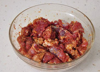 伏天伏羊肉串香:孜然羊肉串 ,再加入食用油拌匀。羊肉本身油脂不多,所以要好吃一定得裹点油再烤,就像街头烤羊肉串
的也是边烤边刷油的。