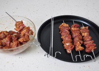 伏天伏羊肉串香:孜然羊肉串 ,将裹满调味料的羊肉依次穿在串烧叉上。