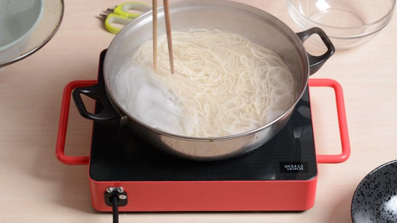 羊肉炉汤面,水烧开后放入面条煮熟