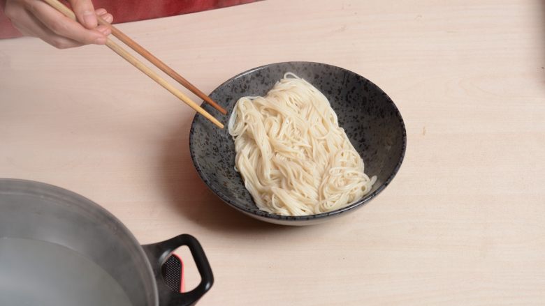 羊肉炉汤面,煮熟后的面条捞出沥干水分