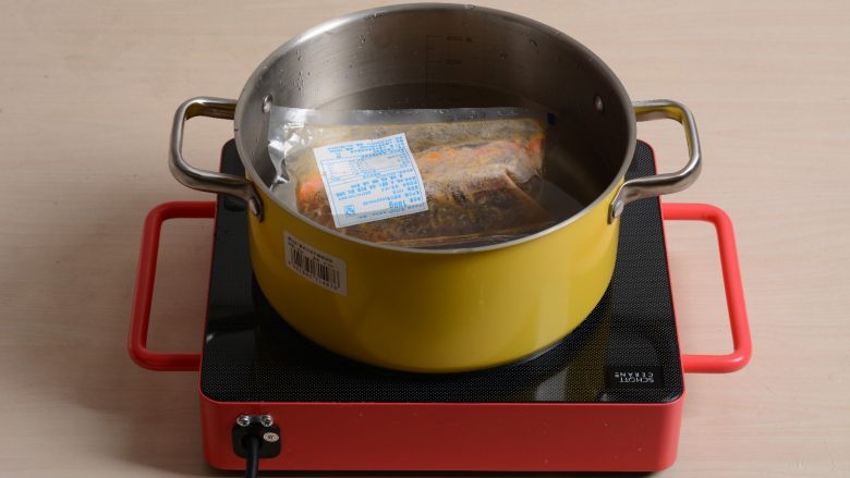 羊肉炉汤面,料理包放入开水中水煮加热10分钟