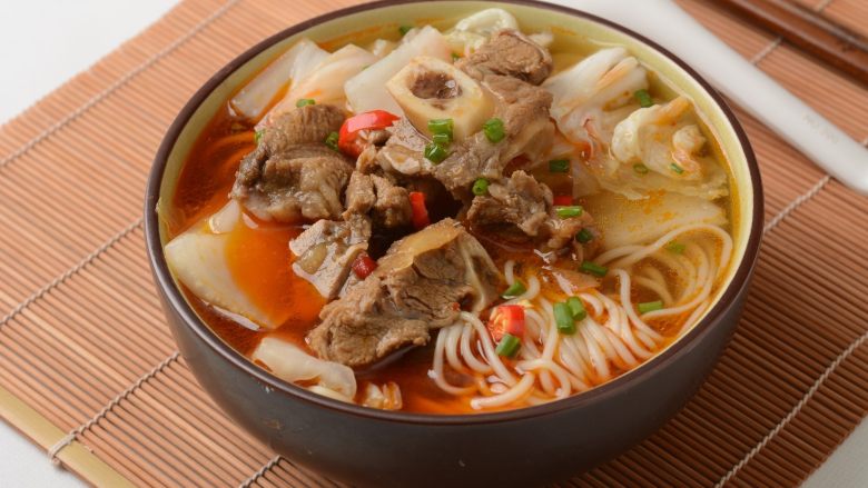 羊肉炉汤面,搭配上青菜即可享用美味