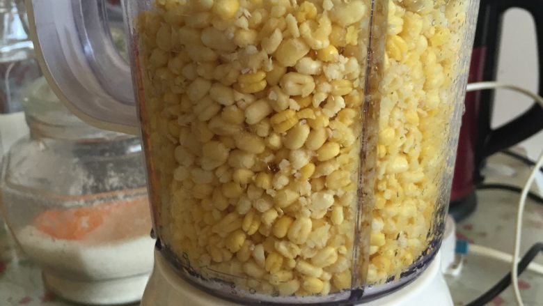 绿豆糕+#夏天的味道#,分多次,放入料理机中加少量水打成绿豆泥。