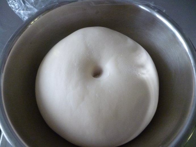 奶酪红豆面包~~~网络红包正流行,发酵完成(手指沾高粉戳入面团,凹洞不回弹或是缓慢回弹)后,均分成8份,分别滚圆后松弛15分钟。