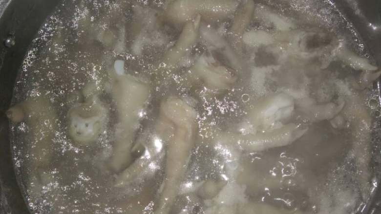 凉拌鸡爪,烧开水放两片姜片,将鸡爪放入煮5分钟