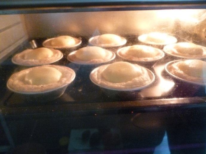 多图详解街头人气美食~~~葡式蛋挞,把做法7的挞水倒入模具中约7分满，送入预热200度的烤箱烘烤25分钟左右，至上色差不多即可。