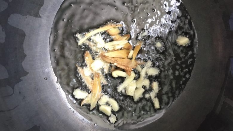 #玉米虾仁炒青瓜#,锅内倒少许的油,放入姜丝蒜瓣爆香