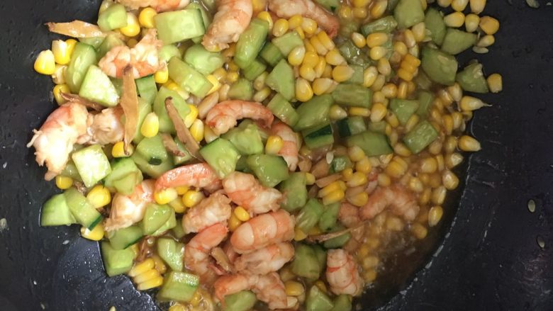 #玉米虾仁炒青瓜#,将玉米粒倒入,加两勺料酒翻炒,加入适量的盐和鸡精,加入一小勺蚝油,加入小半勺的白糖翻炒出香味,最后取少许的淀粉兑水勾芡。