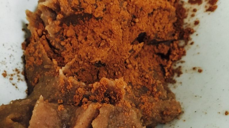 免烤椰蓉栗子蒙布朗,还有就是做香缇时,奶油很容易打发过了,建议小伙伴提前把可可粉跟栗泥混合,尽量减少奶油的打发次数。
虽然是秋天,但是依然很热呀,奶油打过了也是只能喂垃圾桶哦,猴猴心疼的说