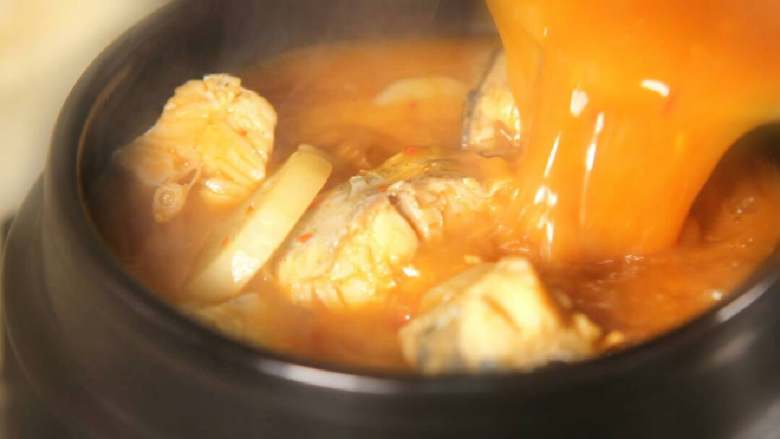 辣雪鱼汤,炖煮20分钟之后,把雪鱼汤放入保温性好的韩式汤锅中。