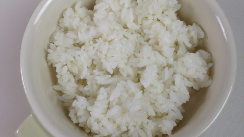 蘑菇培根焗饭,米饭盛入碗中打松散