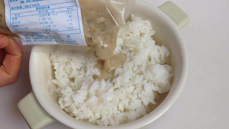 蘑菇培根焗饭,加热好的料包取出剪开均匀的倒在米饭上
