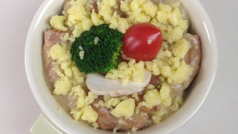 蘑菇培根焗饭,芝士均匀的覆盖在食材上