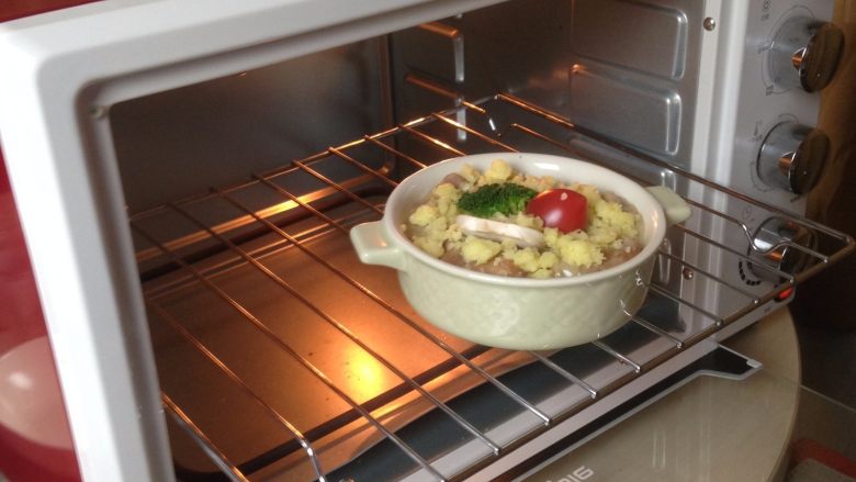 蘑菇培根焗饭,烤箱调上下火220℃烤15分钟