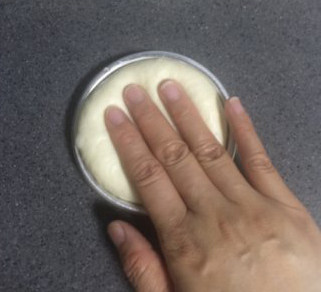 我最有料——自制超级巨无霸 ,松驰好的面团再次滚圆后放入汉堡模内用手掌压扁(没有汉堡模可忽略此步骤直接将面团排列在烤盘上)