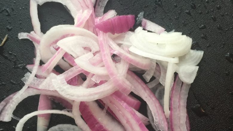 洋葱炒花蛤,<a style='color:red;display:inline-block;' href='/shicai/ 29'>洋葱</a>切丝