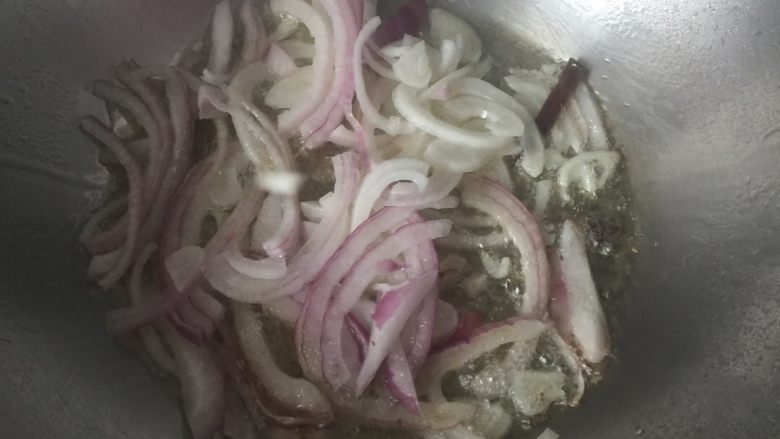 洋葱炒花蛤,用中火，下油下洋葱，煸香