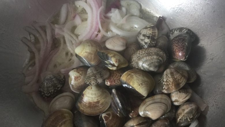 洋葱炒花蛤,下花蛤