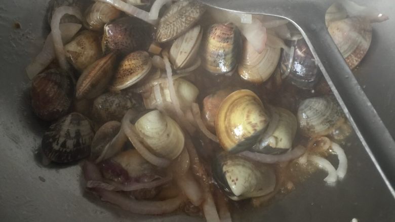 洋葱炒花蛤,下生抽与白糖，加少许水，煮至蛤张口，已煮