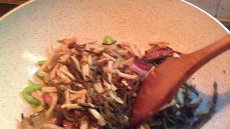 妈妈厨味-萝卜干炒腊肉,10.之后再放入干豆角和萝卜干翻炒。(这张照虚了,没照好,不要在意哈☺️)
