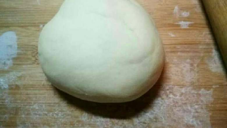 蜂蜜奶香馒头,发酵两个小时后，面团大概膨胀两倍，呈蜂窝状，逐渐加面粉揉面，揉到没有蜂窝状