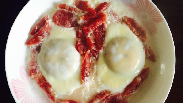 广式香肠蒸蛋,香肠切片 <a style='color:red;display:inline-block;' href='/shicai/ 9'>鸡蛋</a>直接放在香肠围起来的圈里 放在香肠上面容易把蛋黄弄破 撒点盐 一点<a style='color:red;display:inline-block;' href='/shicai/ 718'>料酒</a> 放锅里蒸十五分钟就够了