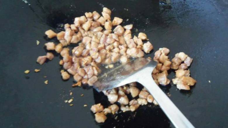 八宝辣酱,猪肉切丁上浆,过油待用