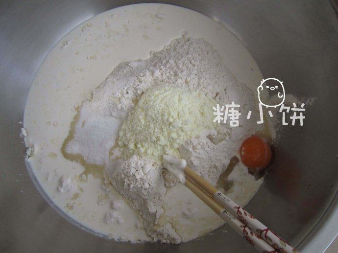 【奶油餐包】,所有材料混合,揉至可以拉出比较结实的膜