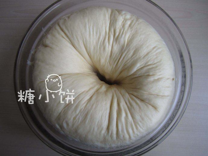 【奶油餐包】,放在温暖湿润处发酵至中间戳一个坑不会回缩也不会塌陷的程度