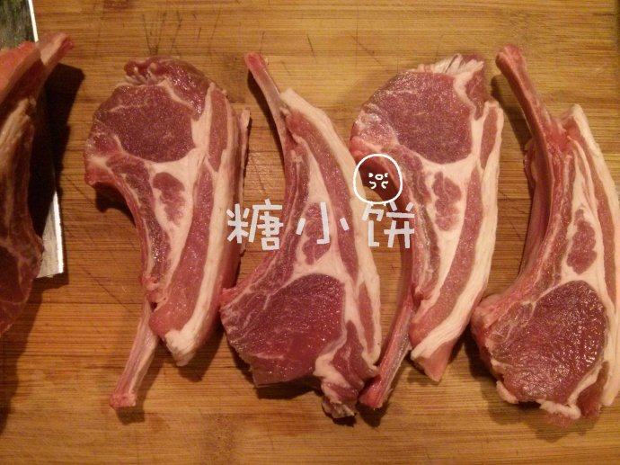 香酥烤羊排,沿着骨头的部分切成一条一条,切面是这样