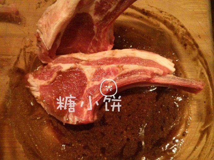 香酥烤羊排,所有腌料混合,把切好的羊排放进去