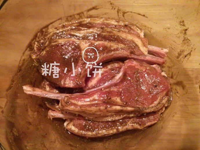 香酥烤羊排,抹匀,揉捏5分钟,腌制半个小时